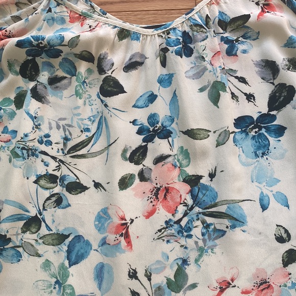 Pretty summer top. - Picture 2 of 10
